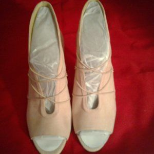 G.I.L.I. POWDER NUDE MICROSUEDE BUNGEE BOOTIE 9.5M